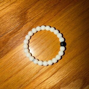 Elegant White Beaded Bracelet